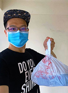 向独居老人送餐的志愿者活动场景。