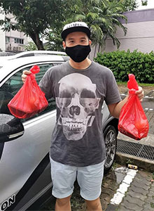 向独居老人送餐的志愿者活动场景。