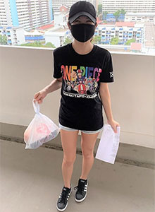 向独居老人送餐的志愿者活动场景。