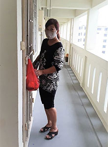 向独居老人送餐的志愿者活动场景。