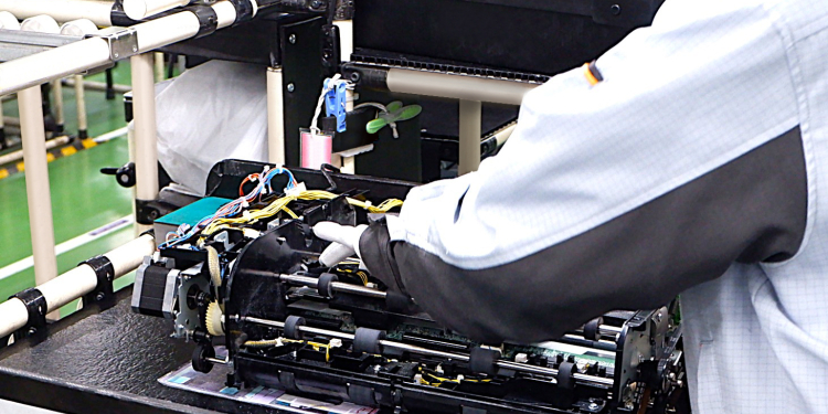 在生产车间工作的员工。