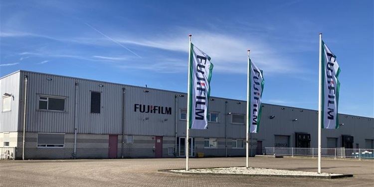 带Fujifilm标志的建筑和旗帜。