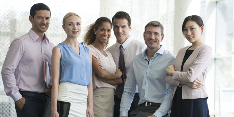 六个面带微笑的商界人士。