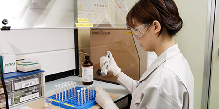 处理化学物质的员工