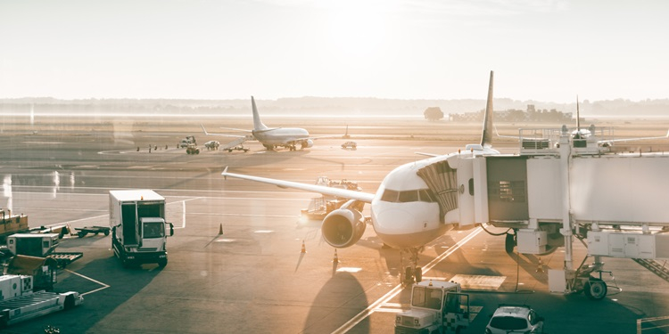 飞机卸载货物的场景。